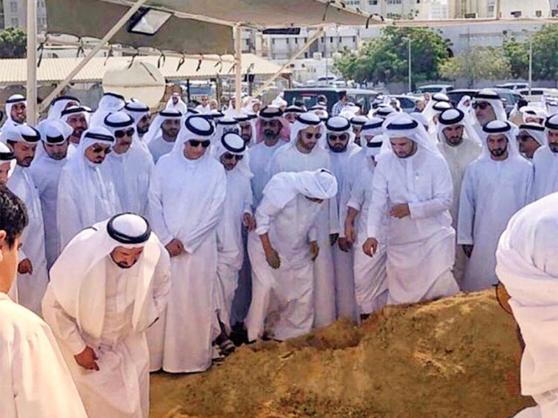 بالفيديو: لقطة أبكت الجميع... هذا ما فعله حاكم الشارقة خلال تشييع جثمان نجله